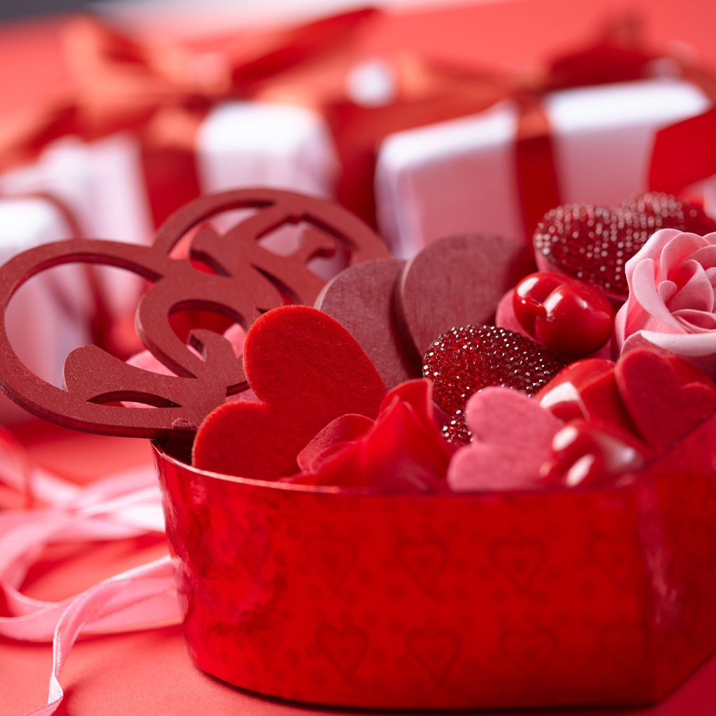 Красная коробка с сердечками и розами в подарок