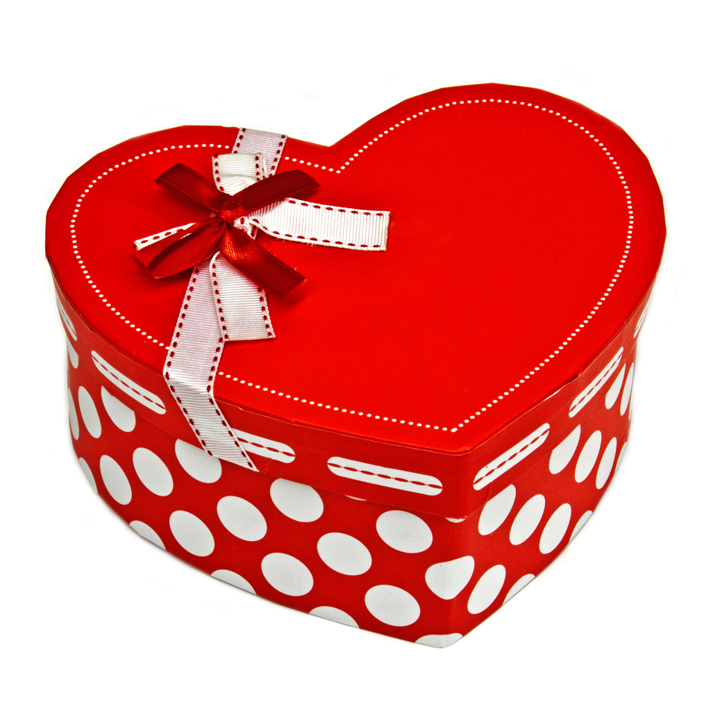 Подарочная красная коробка в форме сердца на белом фоне