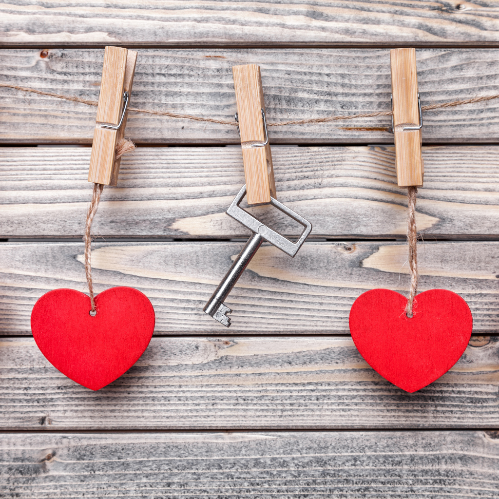 Красные сердечки на нитках на прищепках с ключом 