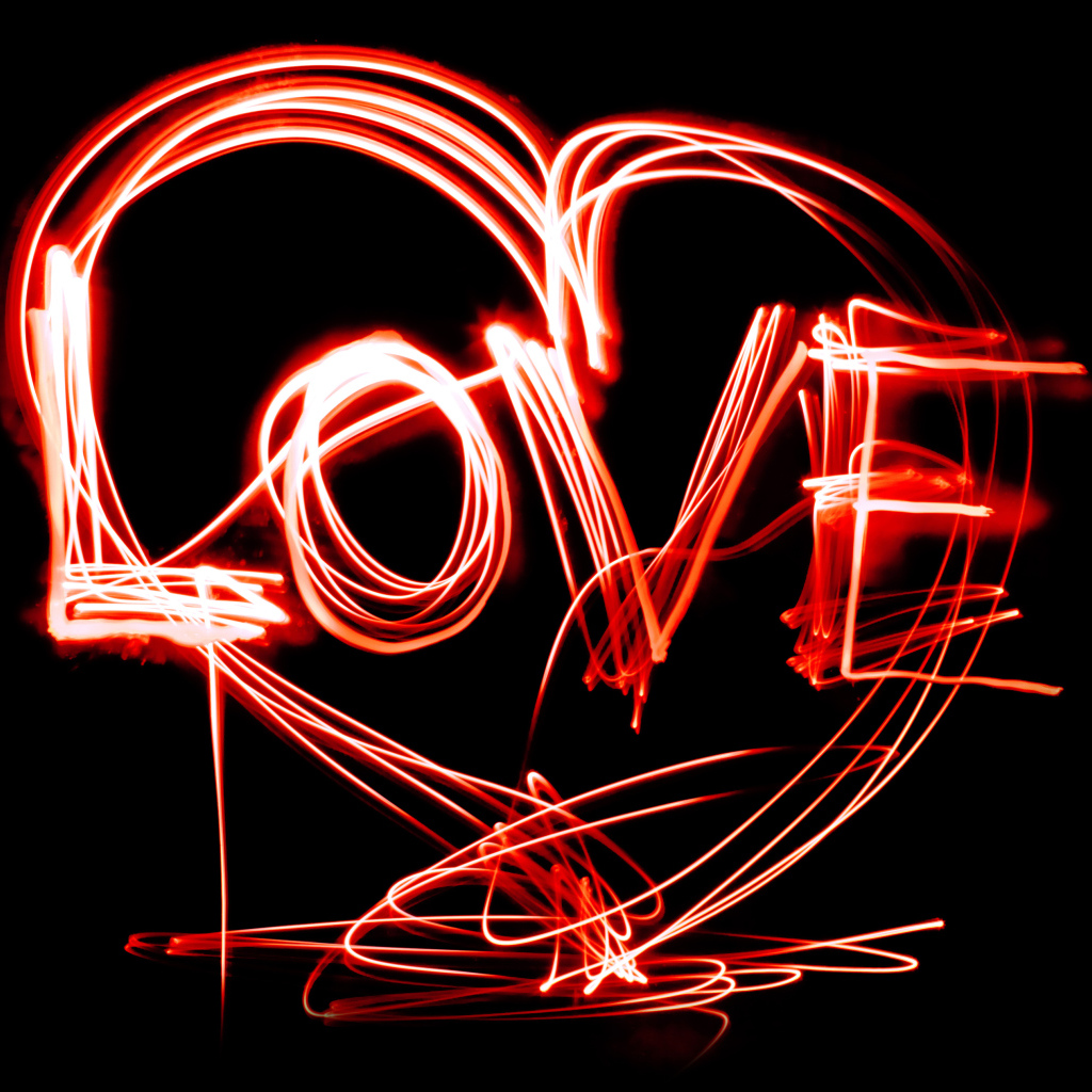 Красная неоновая надпись Love  на черном фоне