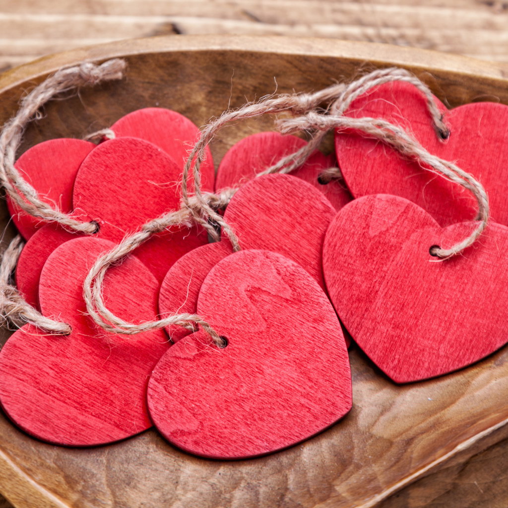 Красные деревянные сердечки на нитках в деревянной коробке
