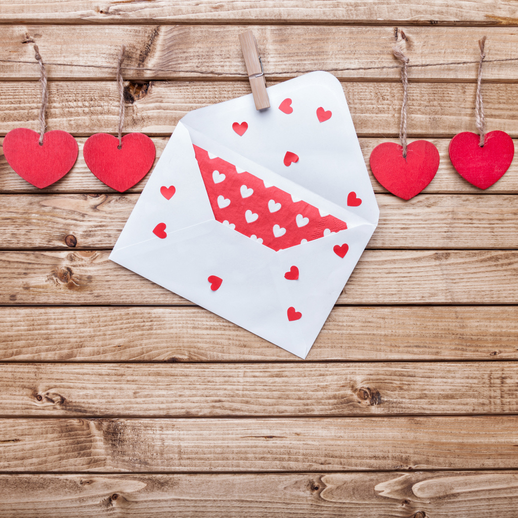 Красные деревянные сердечки на ниткам с конвертом 