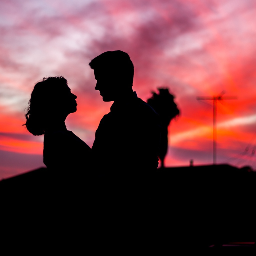 Силуэты влюбленной пары на фоне ночного неба