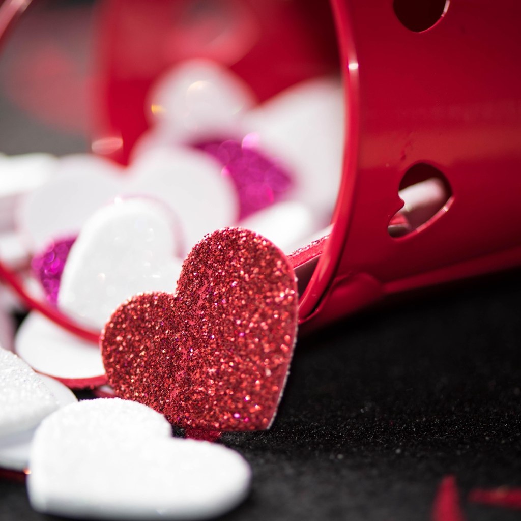 Маленькие блестящие сердечки в красном ведерке