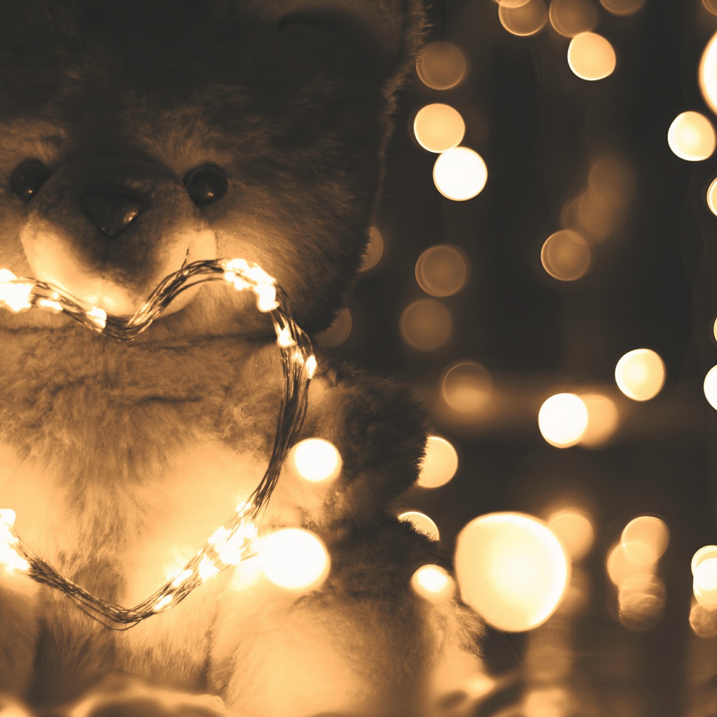 Медвежонок Тедди с сердцем из гирлянды 