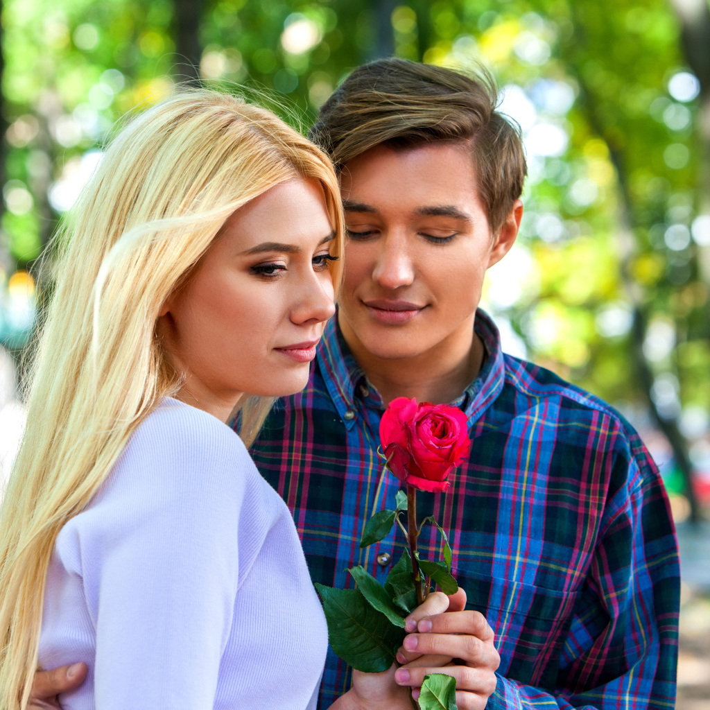 Влюбленный парень дарит девушке розу 
