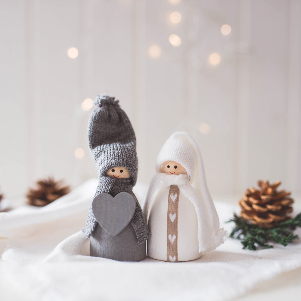 Две влюбленные фигурки в вязаных костюмах