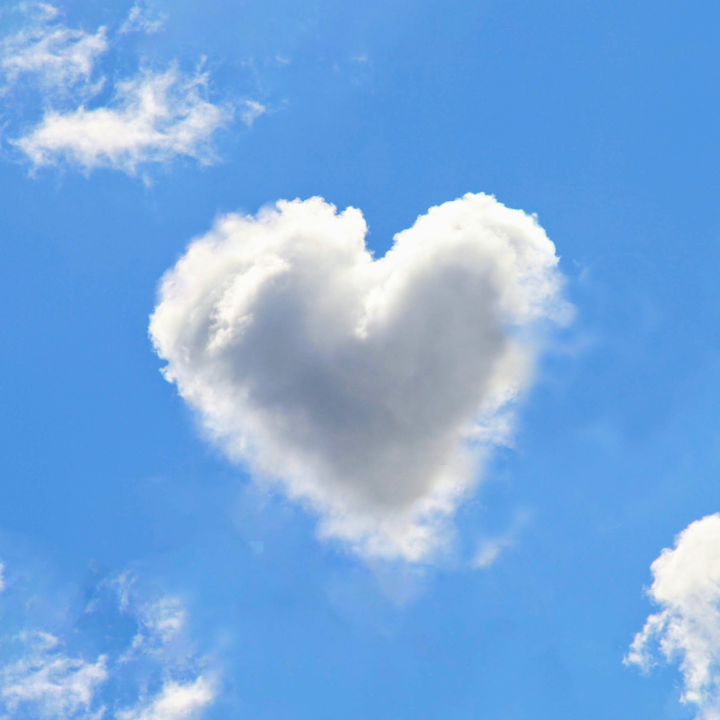 Белое облако в форме сердца в голубом небе 