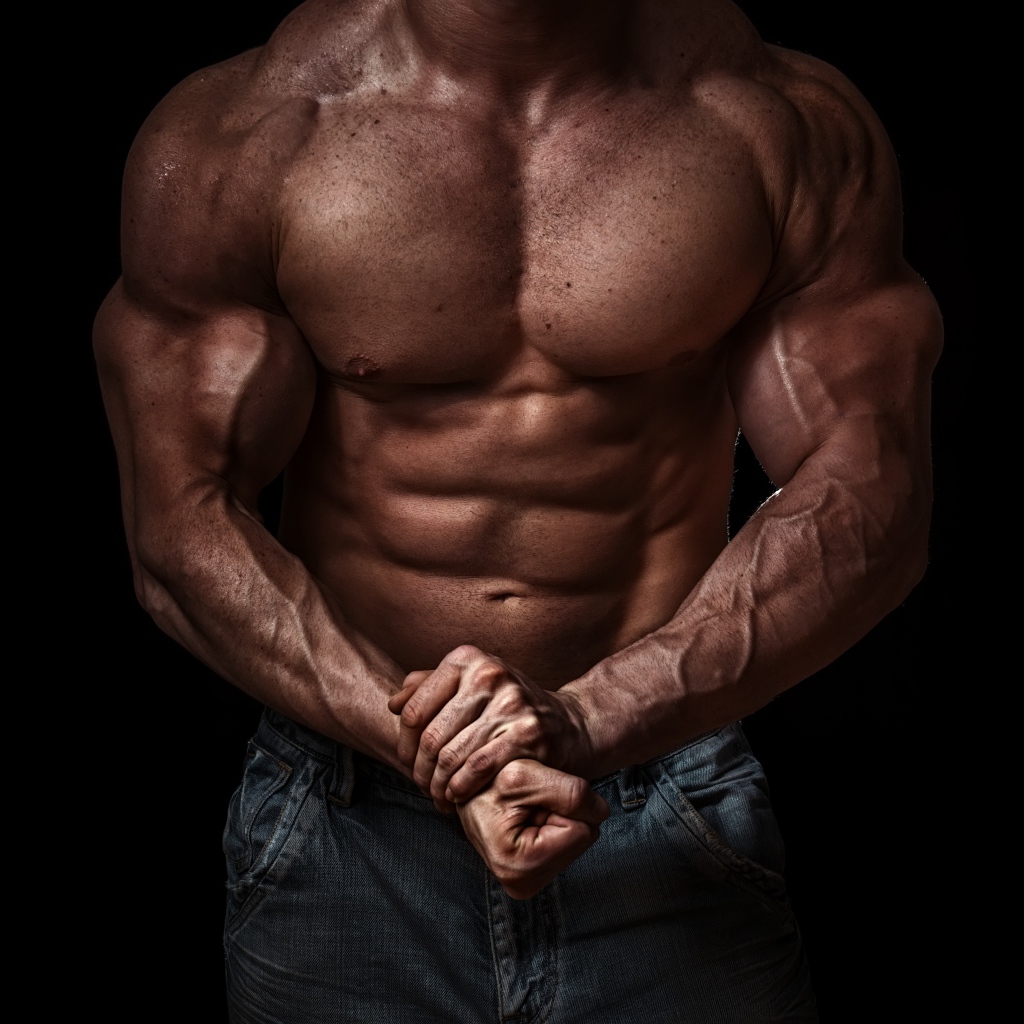 Тело накаченного мужчины на черном фоне