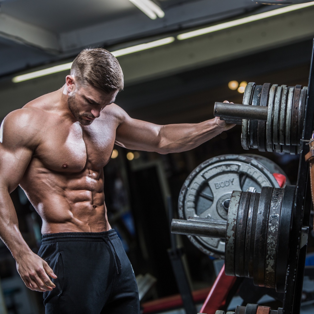 Красивый мужчина с накаченным телом в спортзале