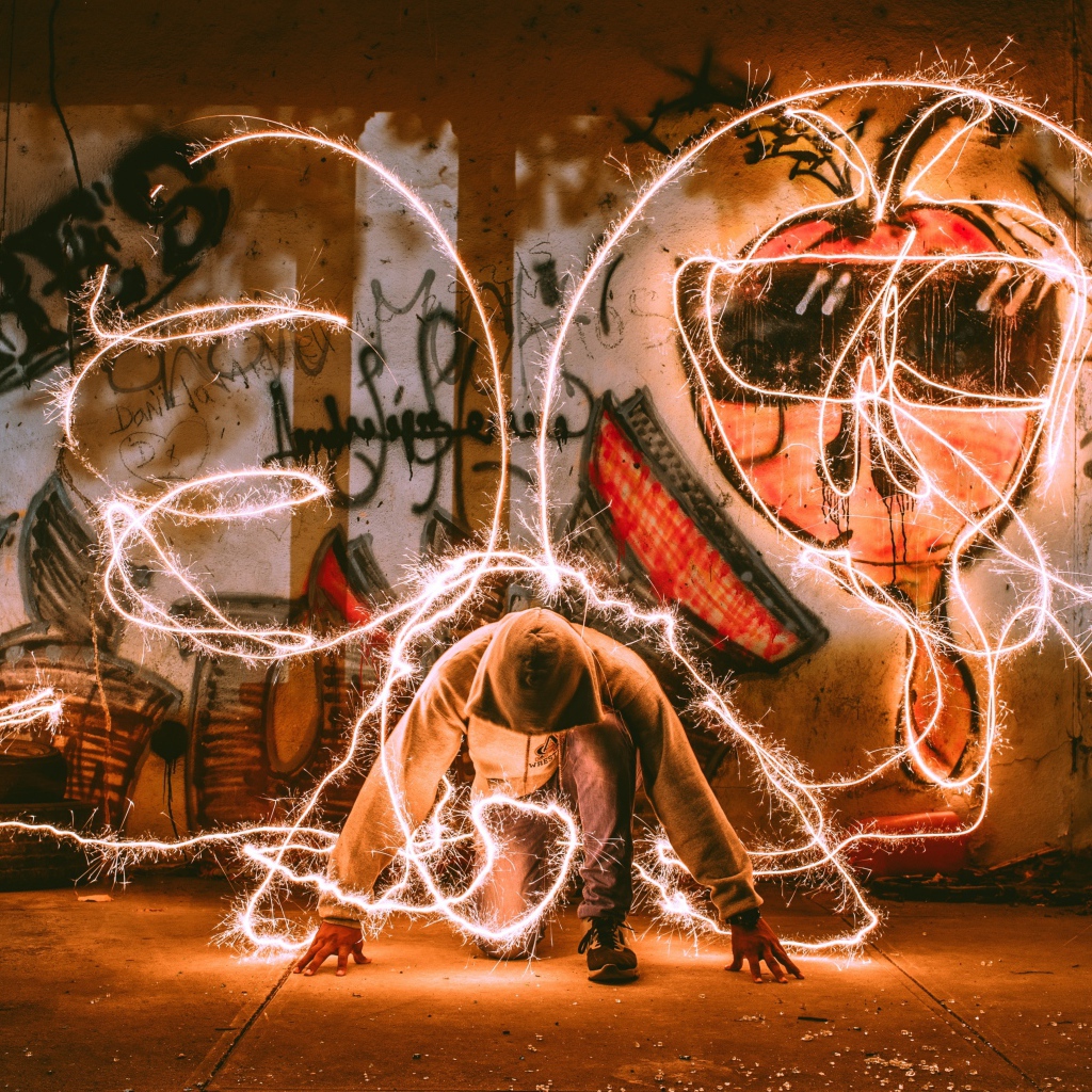 Парень в худи с искрами света