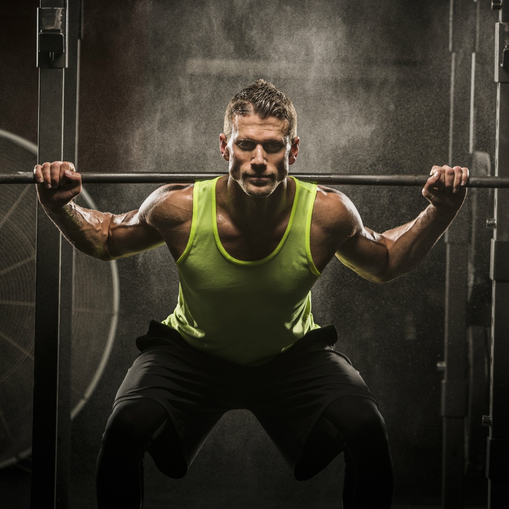 Мужчина спортсмен со штангой на плечах 