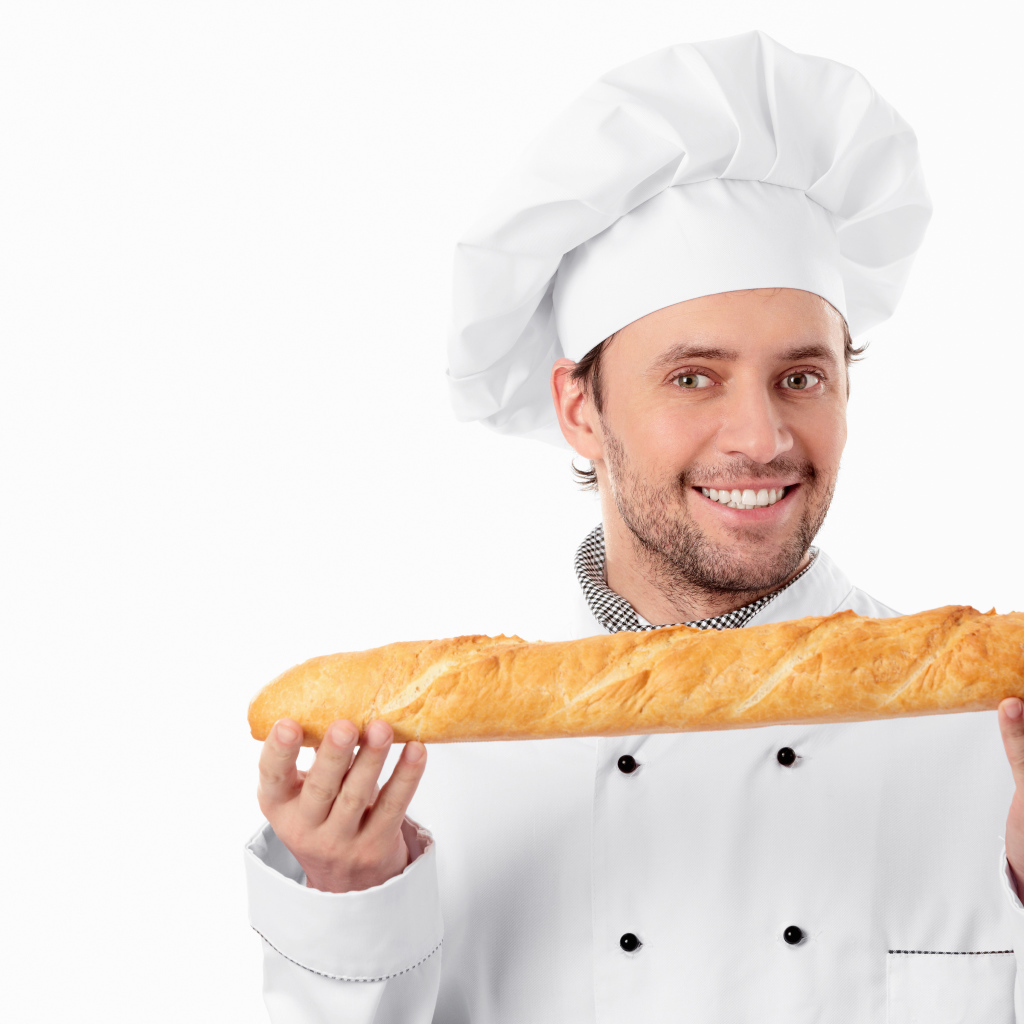 Мужчина повар в костюме с батоном в руках 