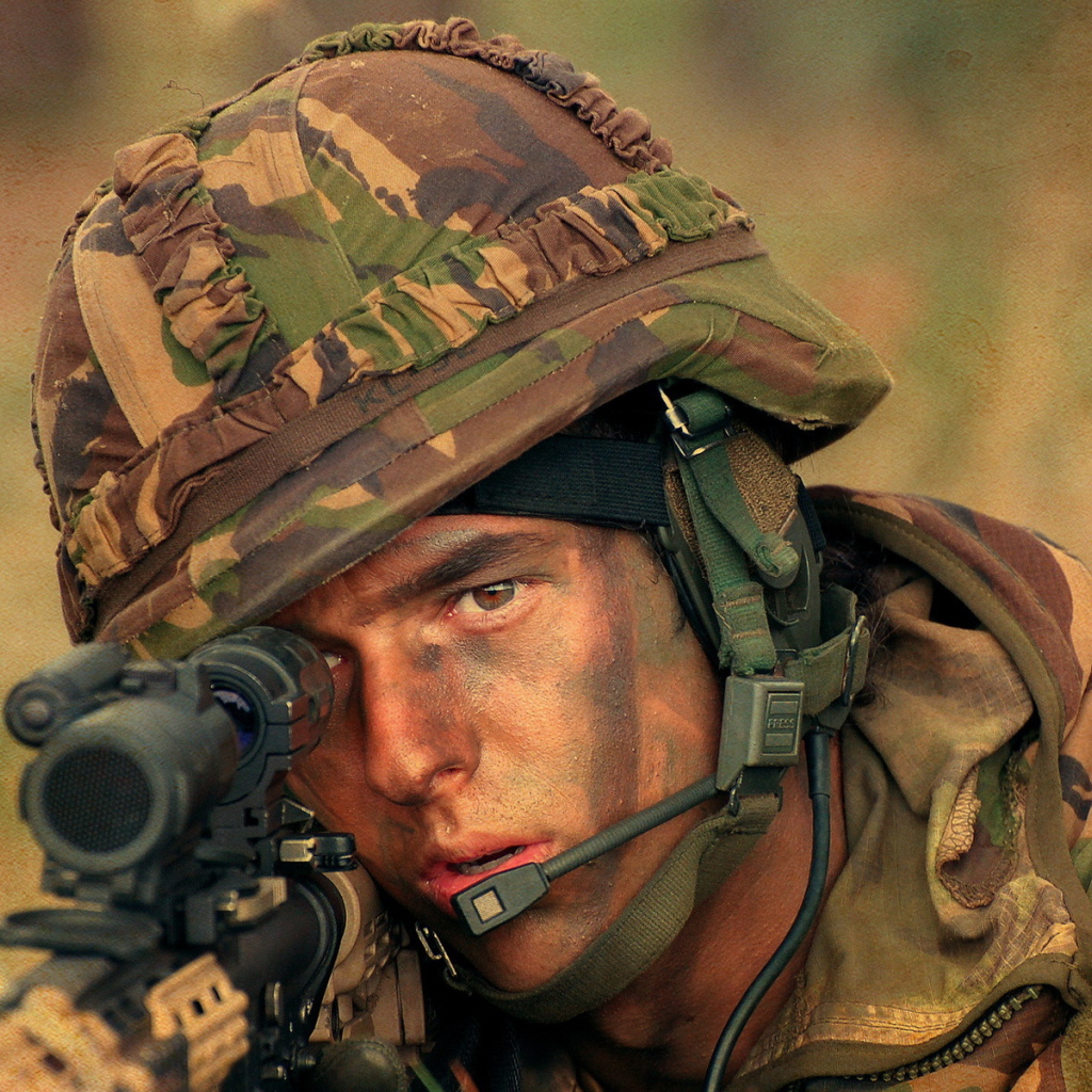 Мужчина солдат в каске с винтовкой