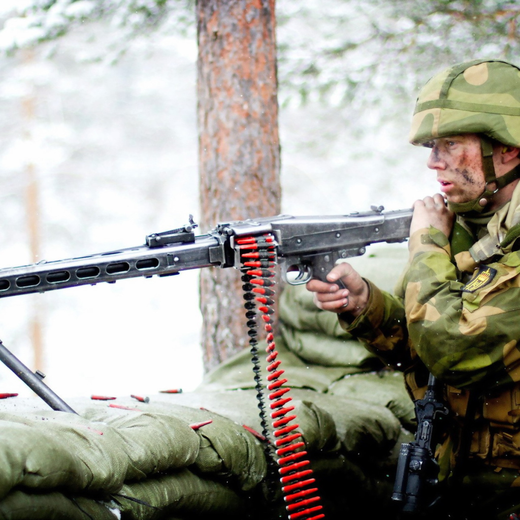 Мужчина солдат с пулеметом 