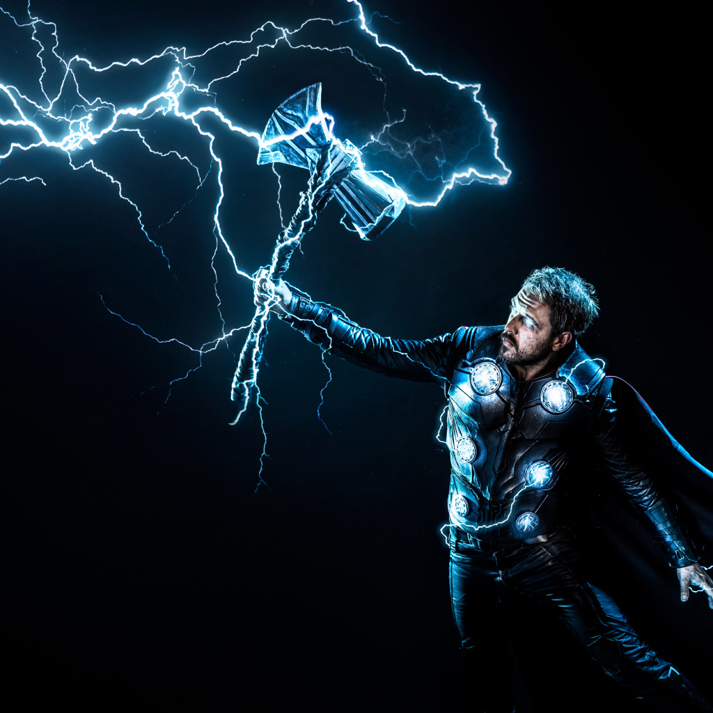 Мужчина в костюме Тора косплей 