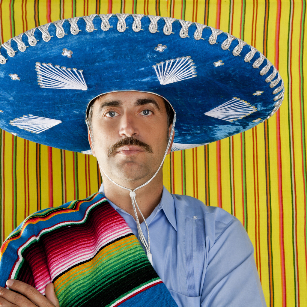 Мужчина с большой шляпе сомбреро 