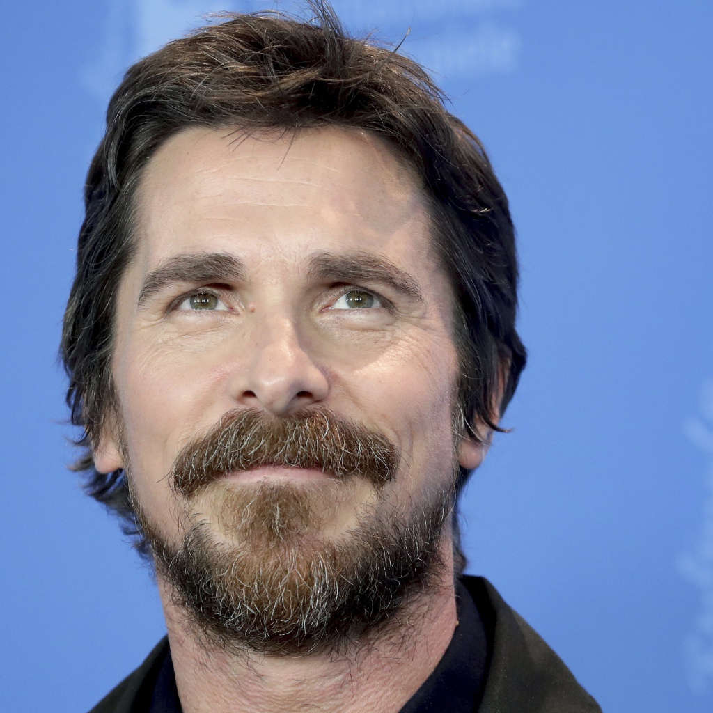 Актер Кристиан Бэйл лицо на голубом фоне