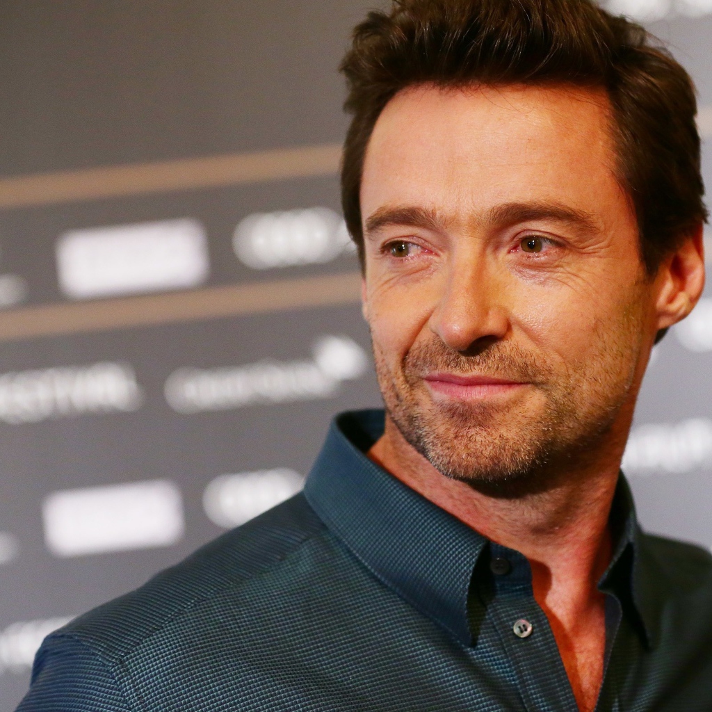 Актер Хью Джекман в черной рубашке