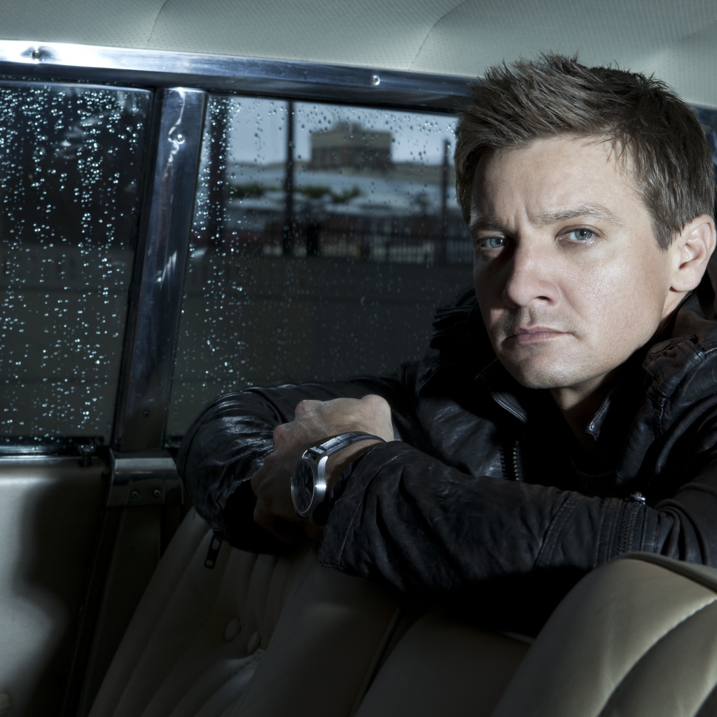Актер Джереми Реннер сидит в машине 