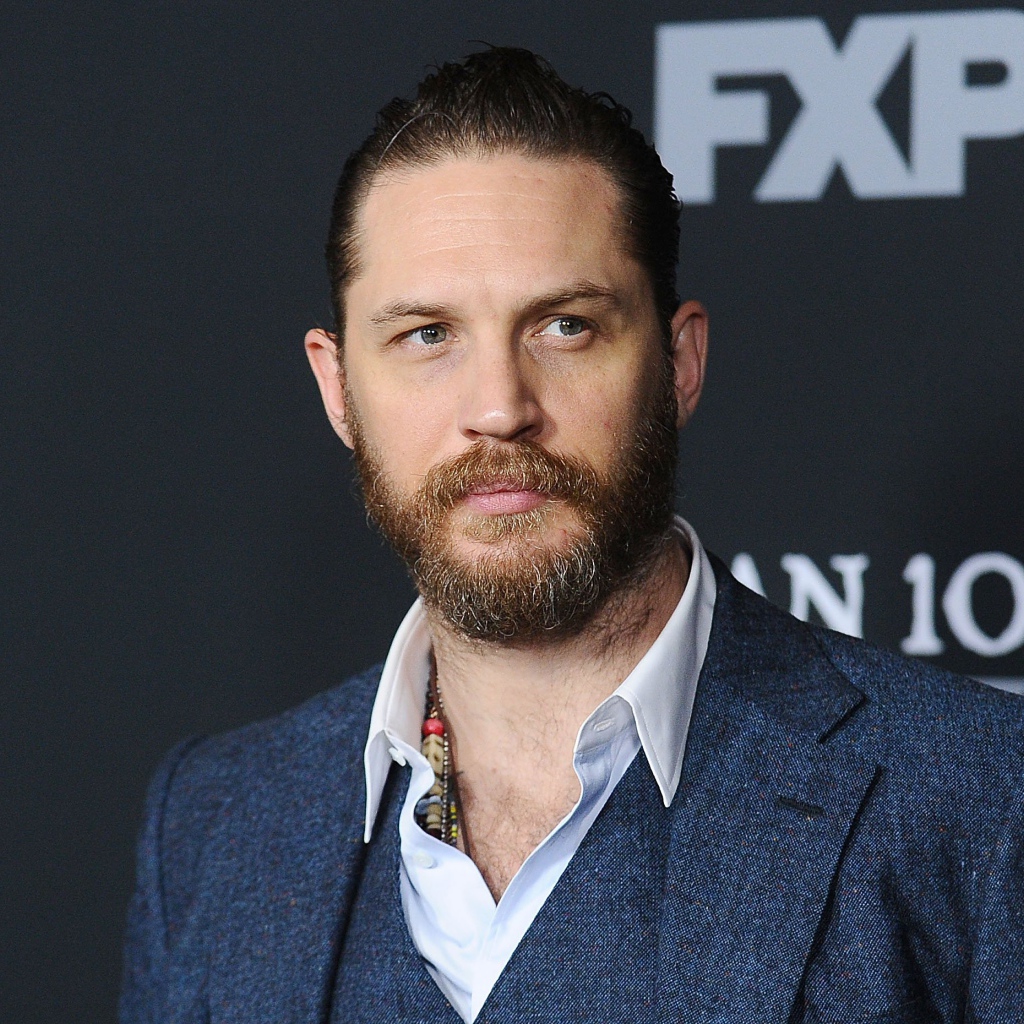 Актер Том Харди с бородой в костюме