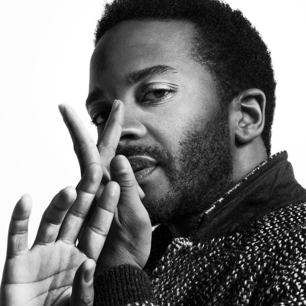 Американский актер Андре Холланд на белом фоне