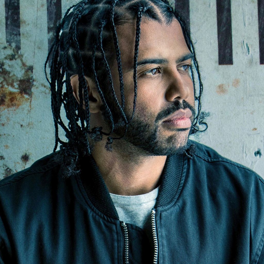 Американский актер Дейвид Дигс с косичками на голове