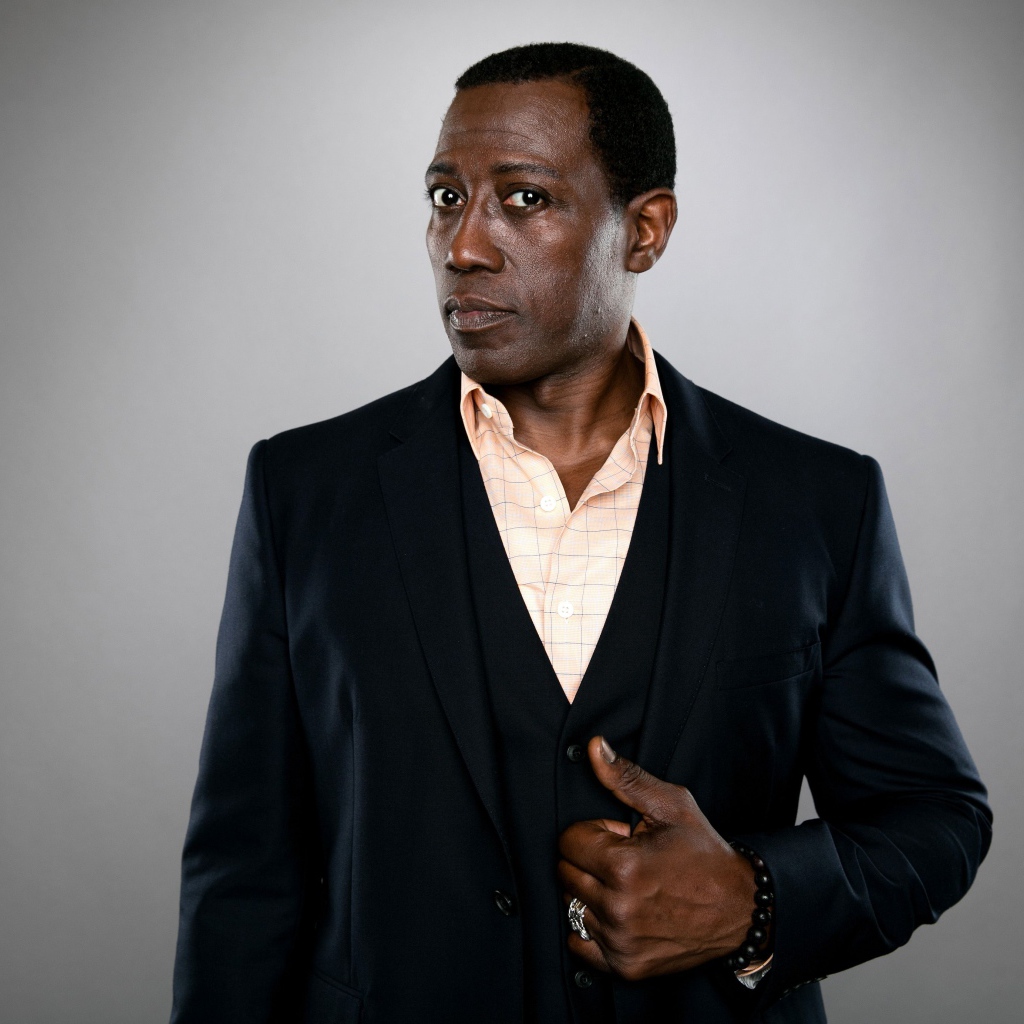 Темнокожий американский актер Уэсли Снайпс в костюме