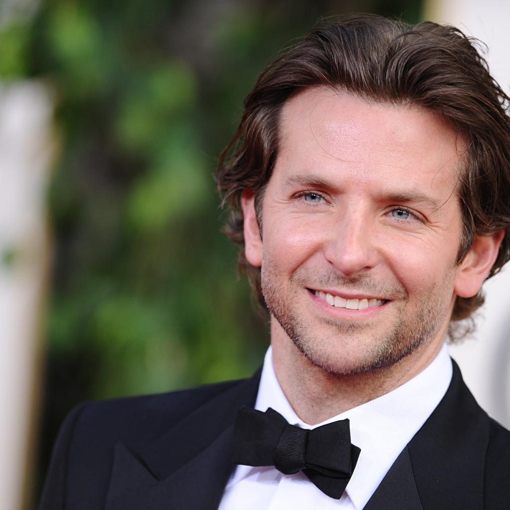 Голубоглазый мужчина актер Брэдли Купер