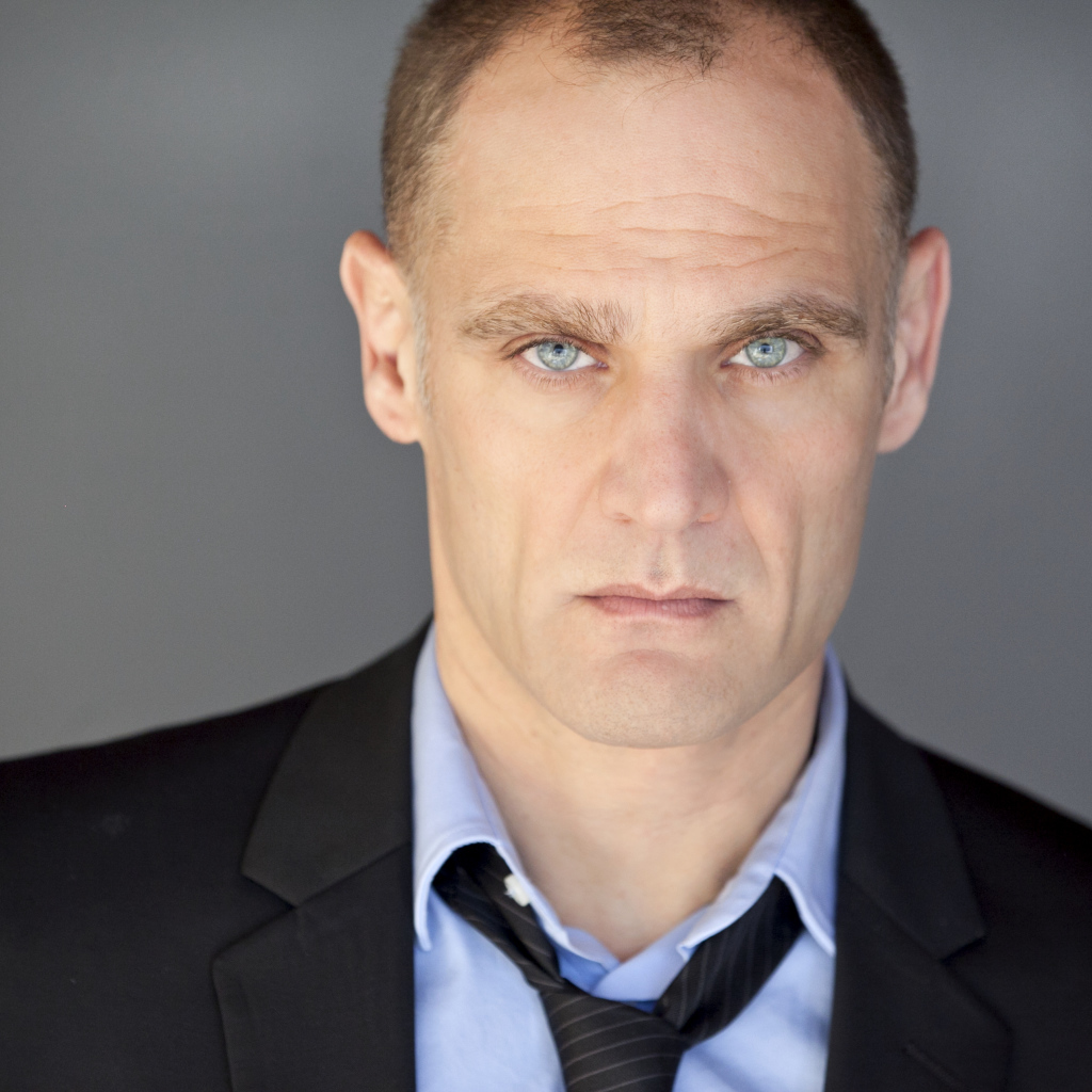 Голубоглазый мужчина, канадский актер Андреас Апергис