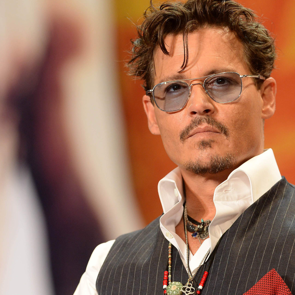 Модный актер Джонни Депп в очках