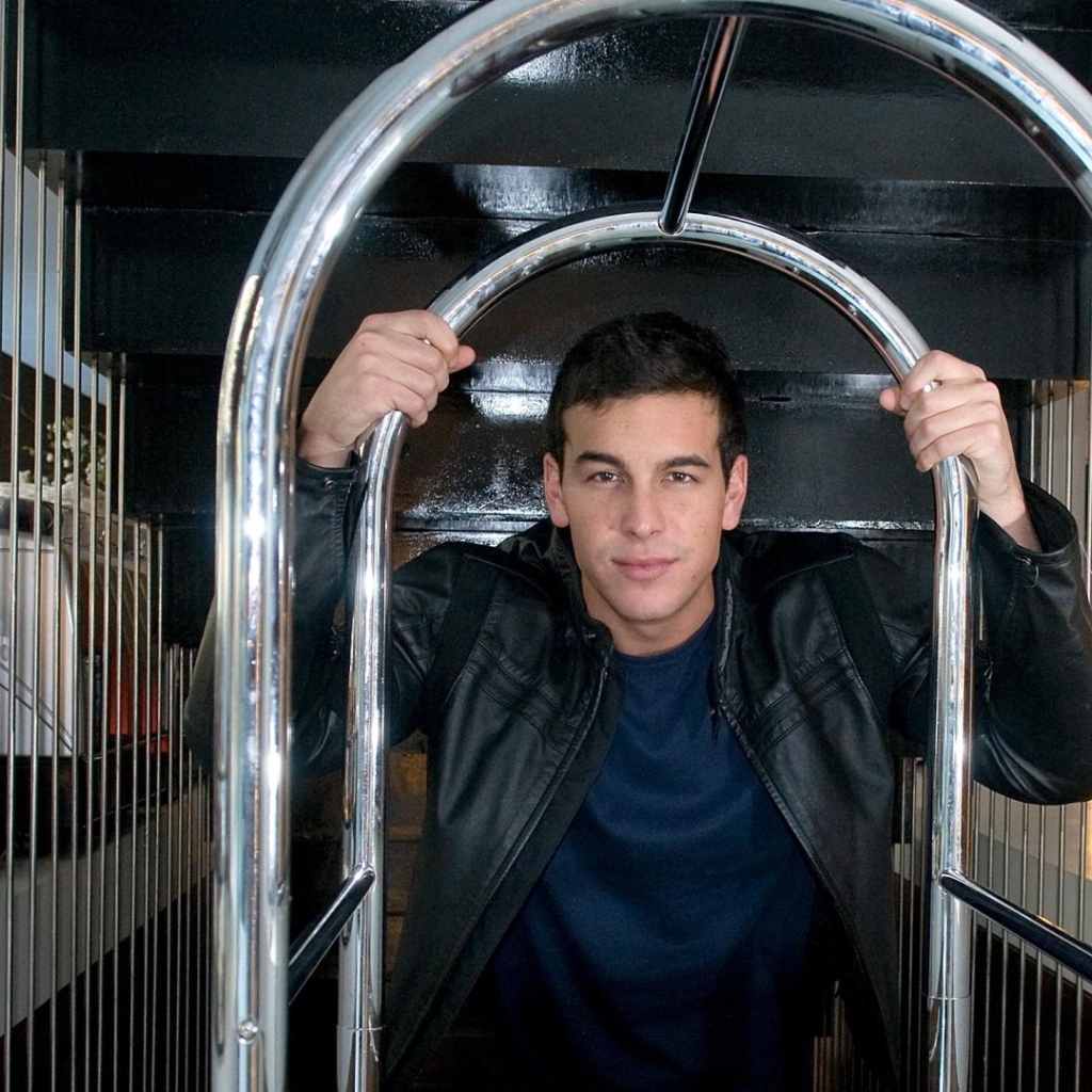 Красивый мужчина, актер Марио Касас