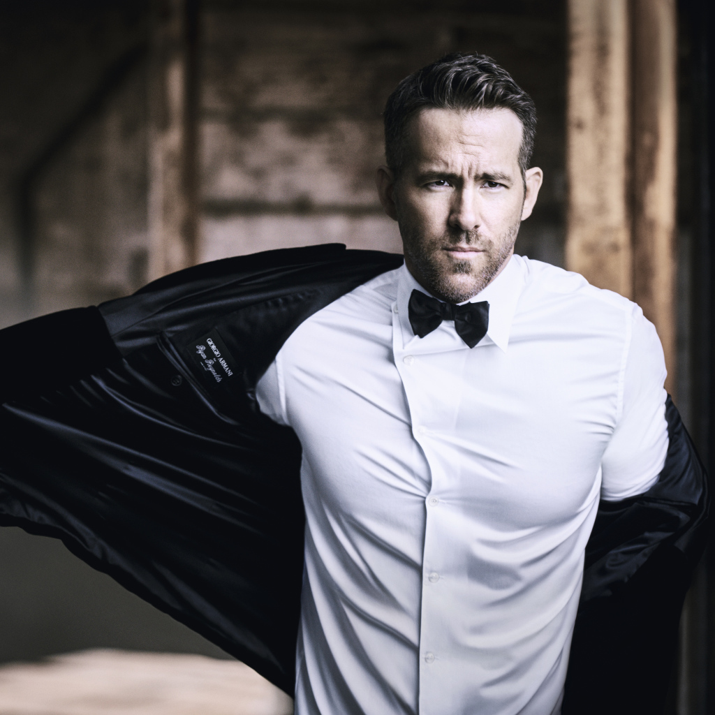 Популярный канадский актер Райан Рейнольдс снимает пиджак