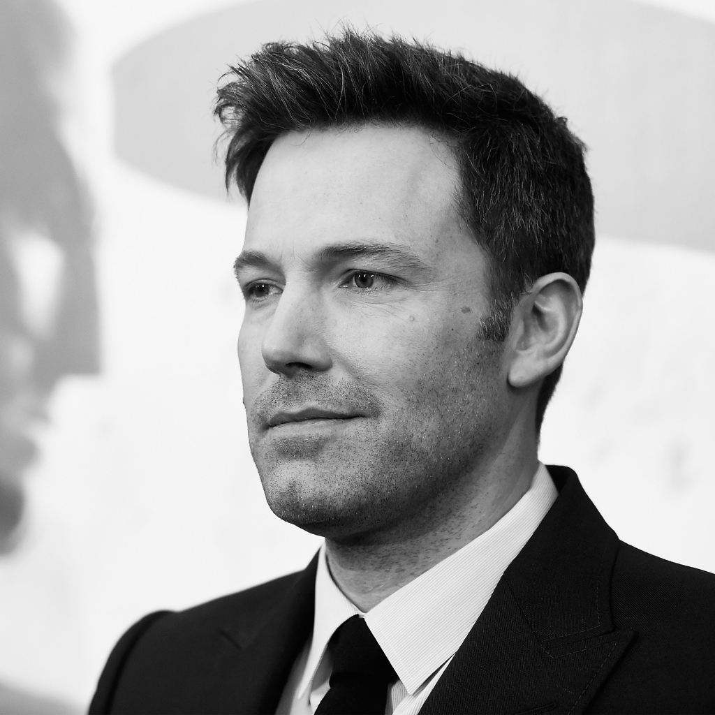 Популярный актер Бен Аффлек черно белое фото 