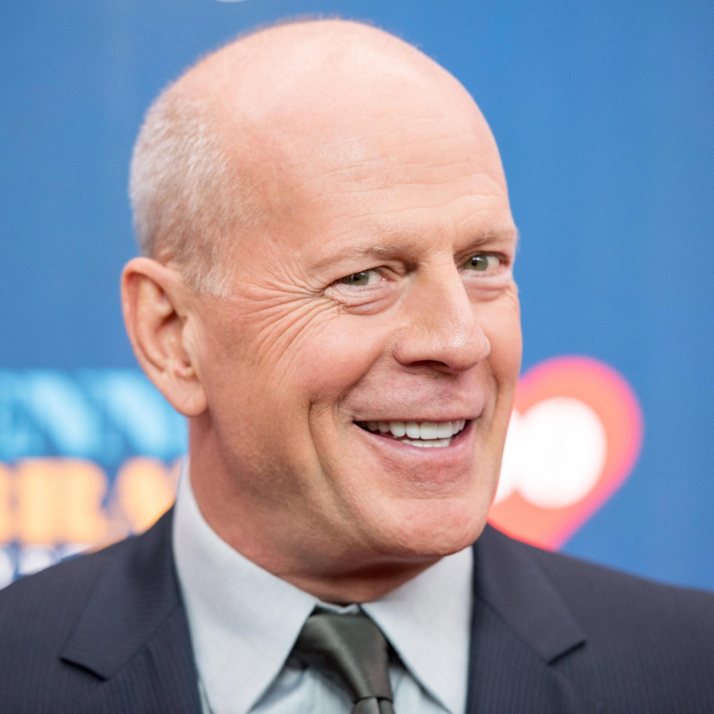 Улыбающийся мужчина актер Брюс Уиллис