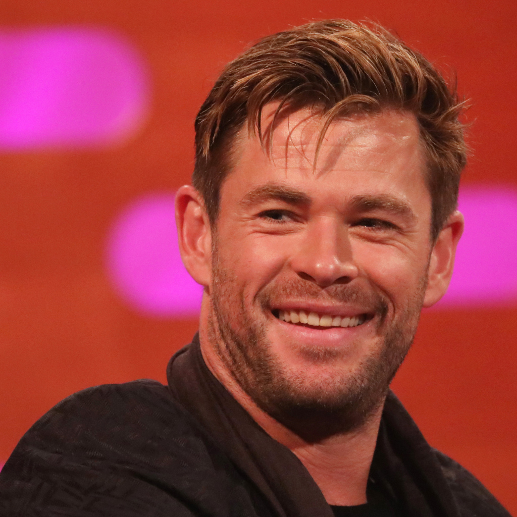 Улыбающийся мужчина актер Крис Хемсворт