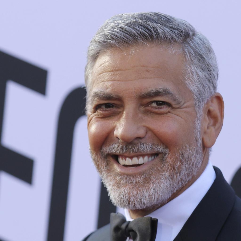 Улыбающийся мужчина актер Джордж Клуни