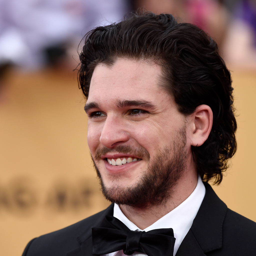 Улыбающийся мужчина, актер Кит Хэрингтон