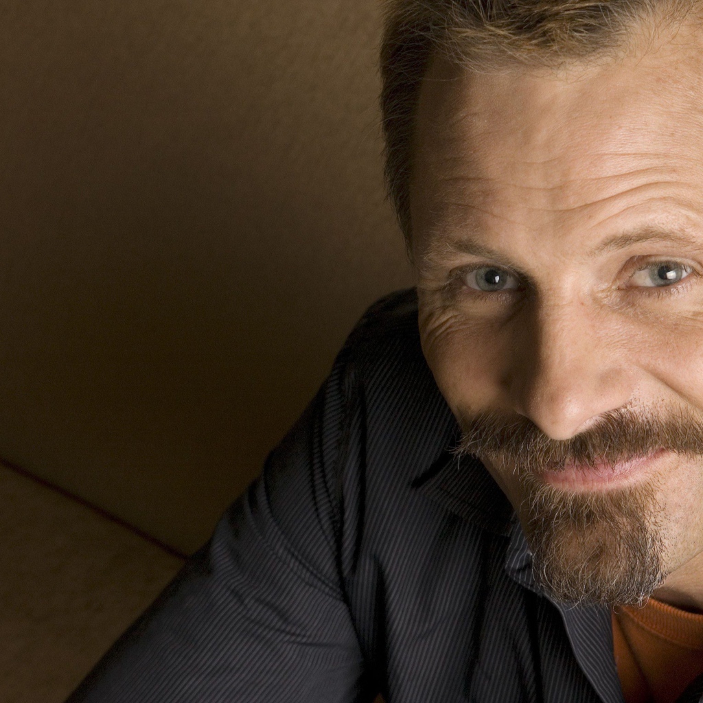 Улыбающийся мужчина,  актер Вигго Мортенсен