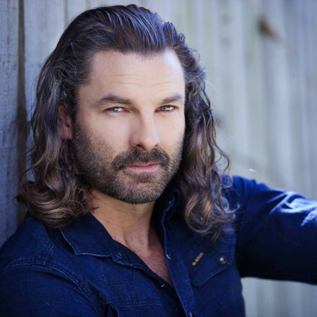 Стильный мужчина актер Гай Уильямс