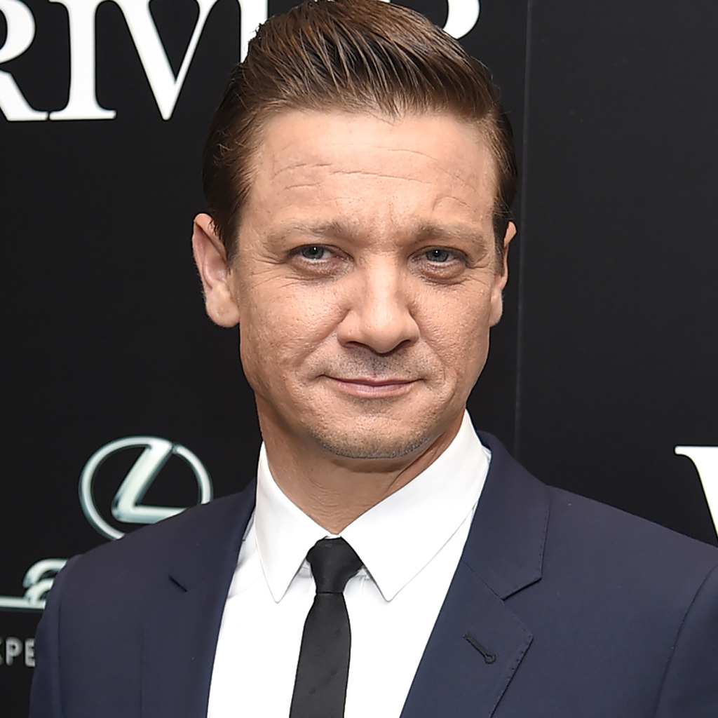 Стильный мужчина в костюме, актер Джереми Реннер