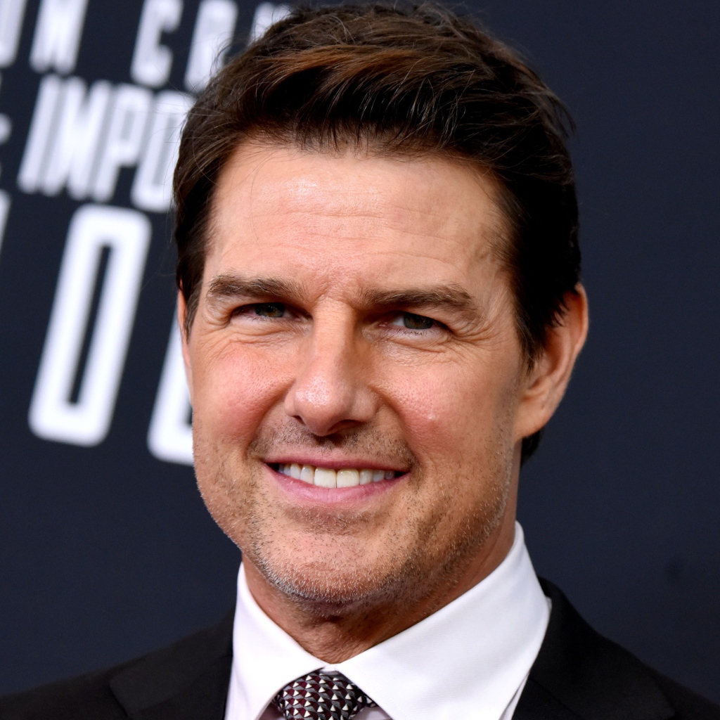 Стильный улыбающийся мужчина, актер Том Круз