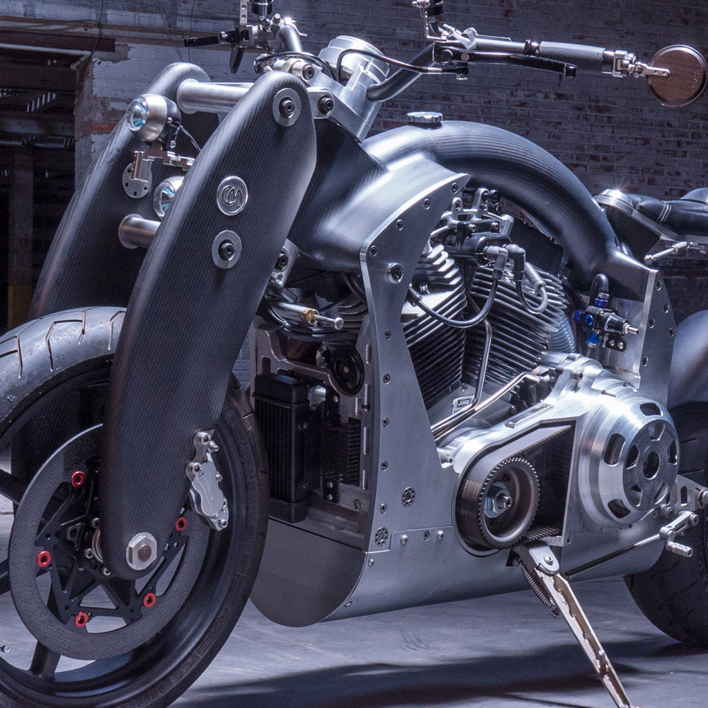 Большой серый мотоцикл Confederate B120 Wraith