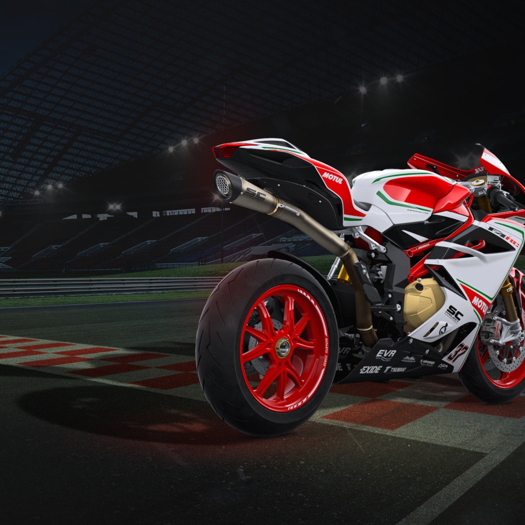 Спортивный мотоцикл Agusta F4 на гоночной трассе 