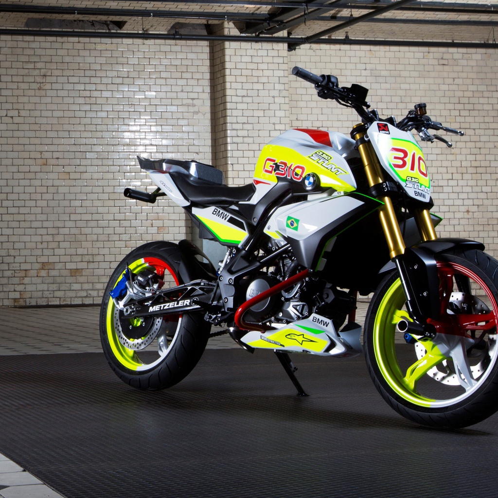 Мотоцикл BMW Concept Stunt G 310 в гараже