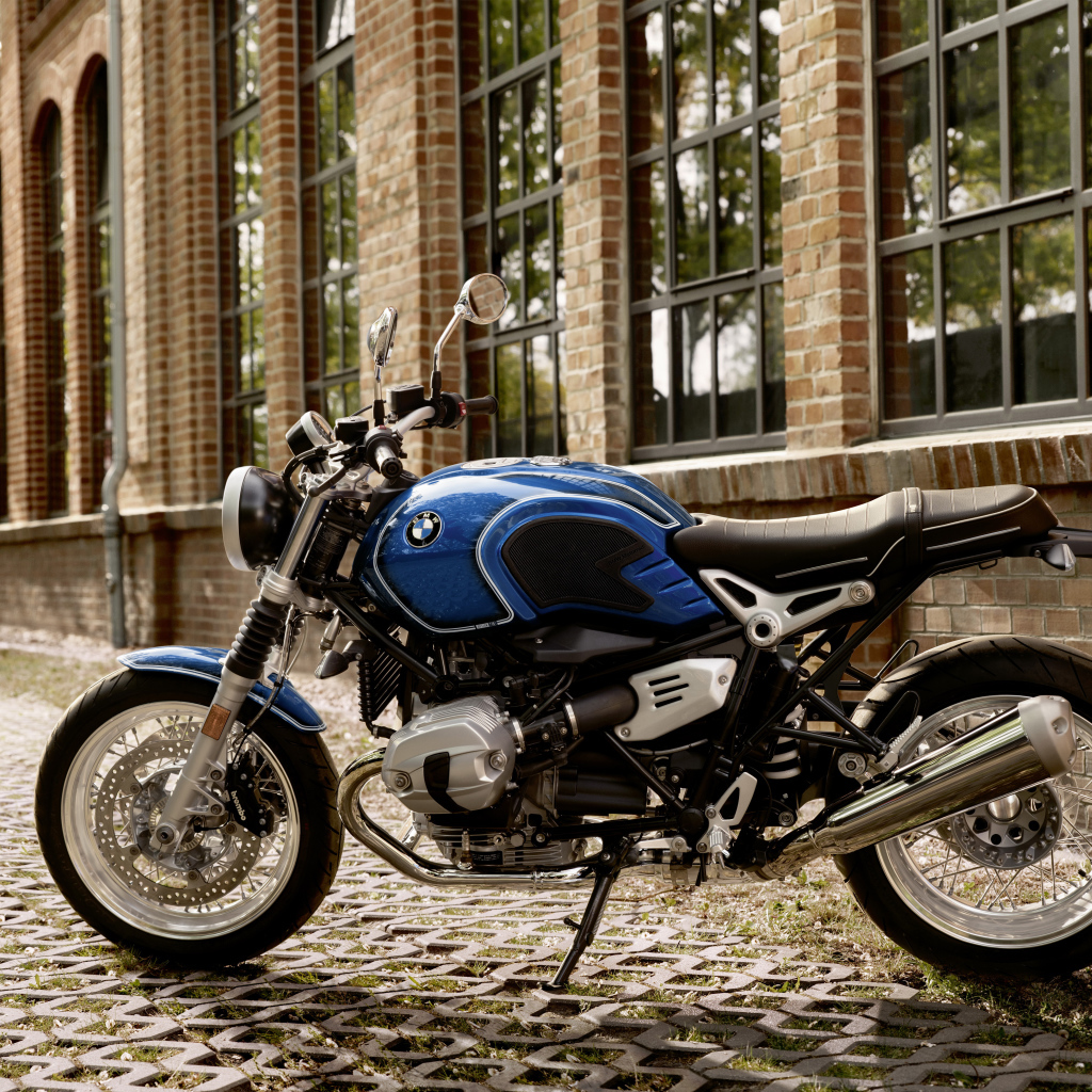 Мотоцикл BMW R nineT стоит у дома