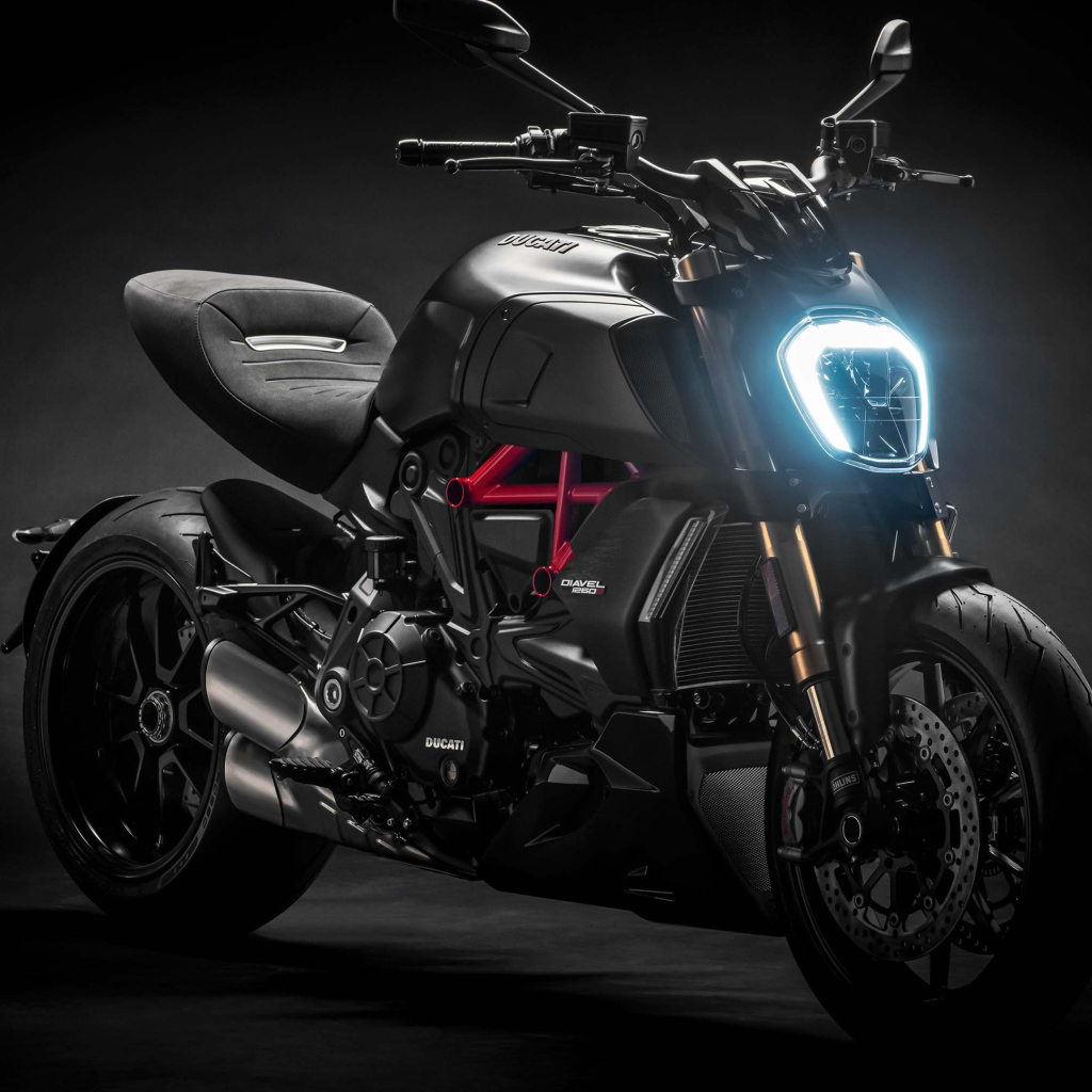 Черный мотоцикл Ducati Diavel 1260 S, 2019 года на черном фоне