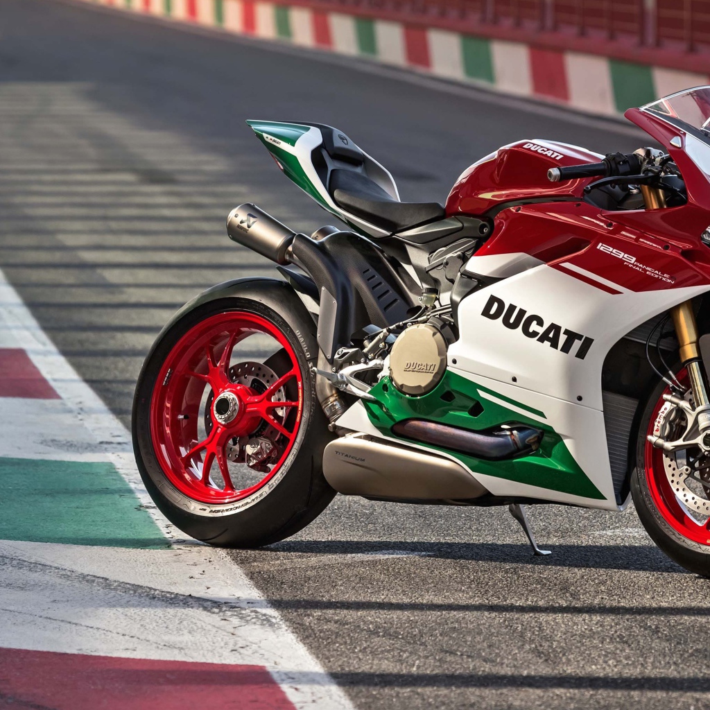 Мотоцикл Ducati 1299 на гоночной трассе