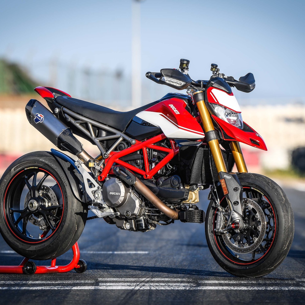 Мотоцикл Ducati Hypermotard 950 SP, 2019 года на асфальте