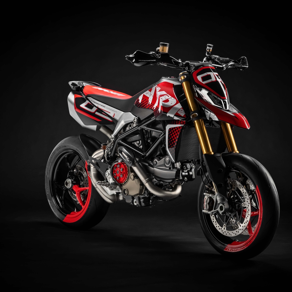 Мотоцикл Ducati Hypermotard 950 на сером фоне